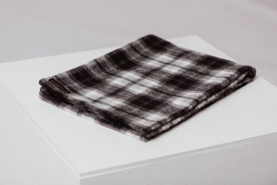 "Black and white" double sided soft wool scarf - Image 4